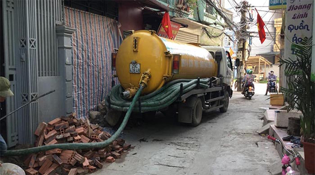Hút bể phốt thông qua lỗ đục phá