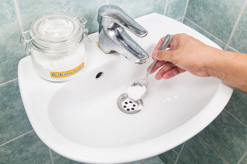 Thông cống nghẹt bằng baking soda