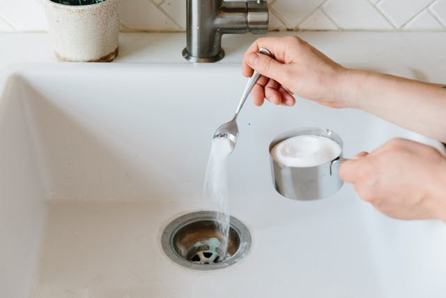 Thông cống bằng hỗn hợp soda và muối